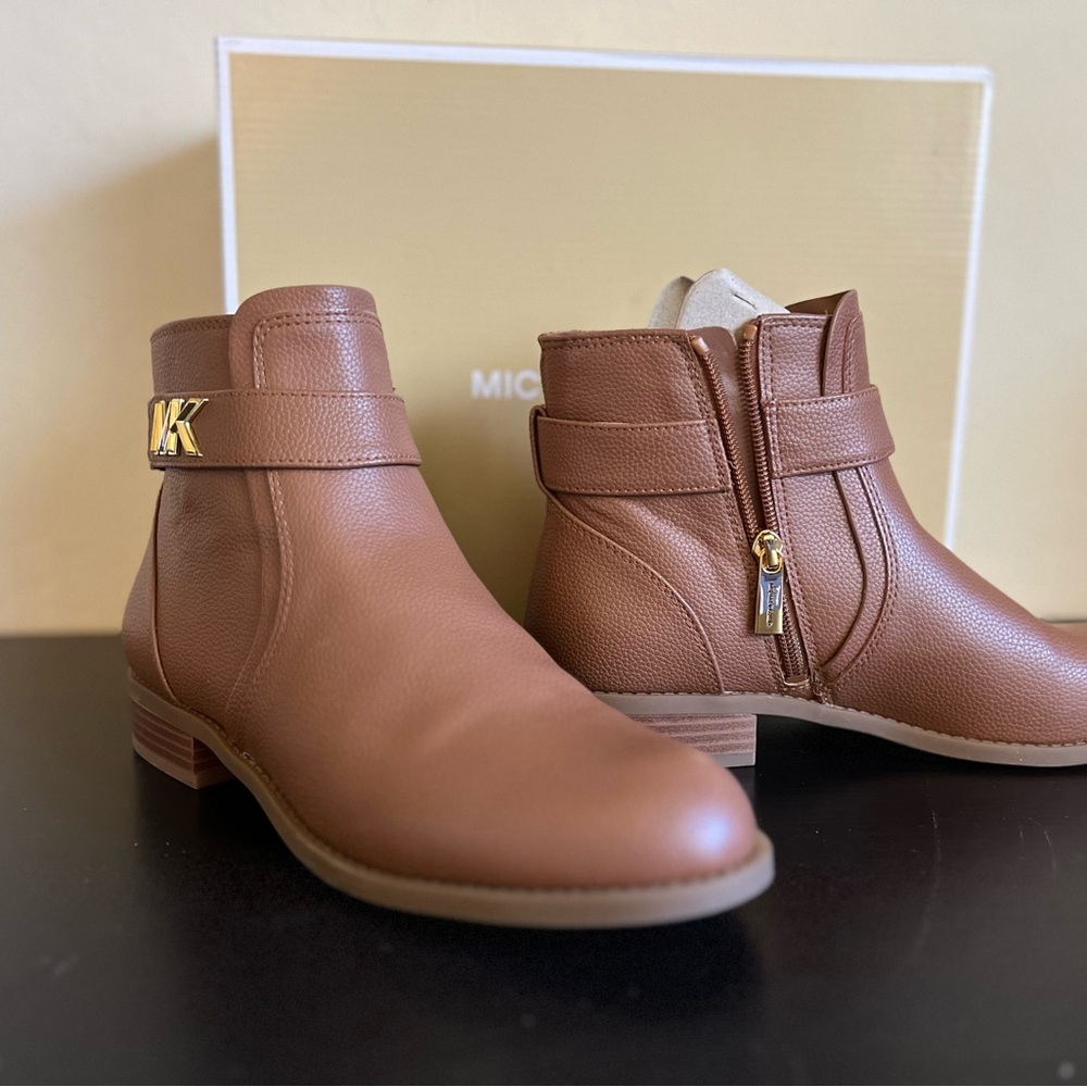 New in a box MICHAEL MICHAEL KORS
Women's Jilly Flat Booties - Picture 11 of 12